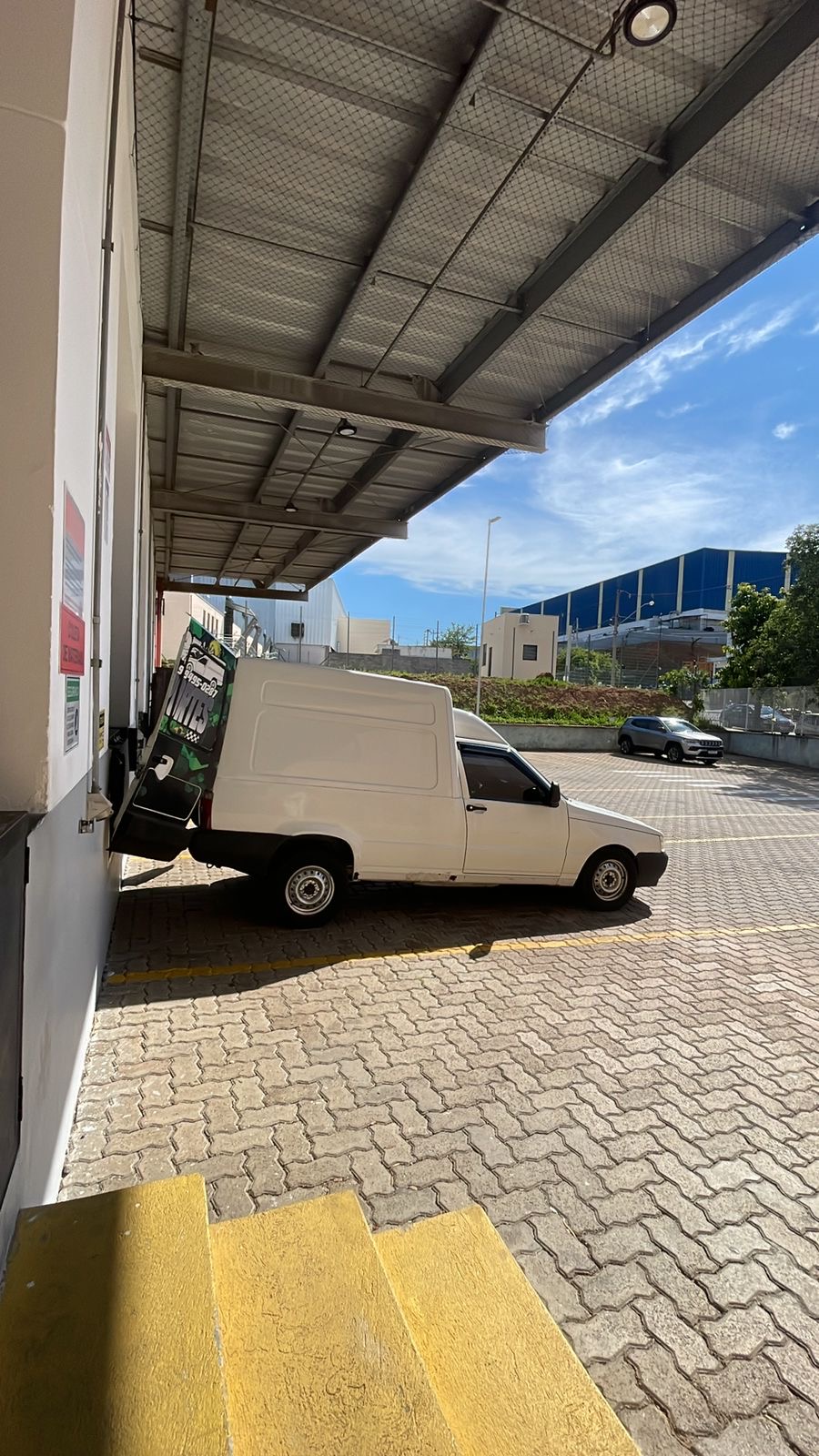 Fiorino em operação de coleta na doca