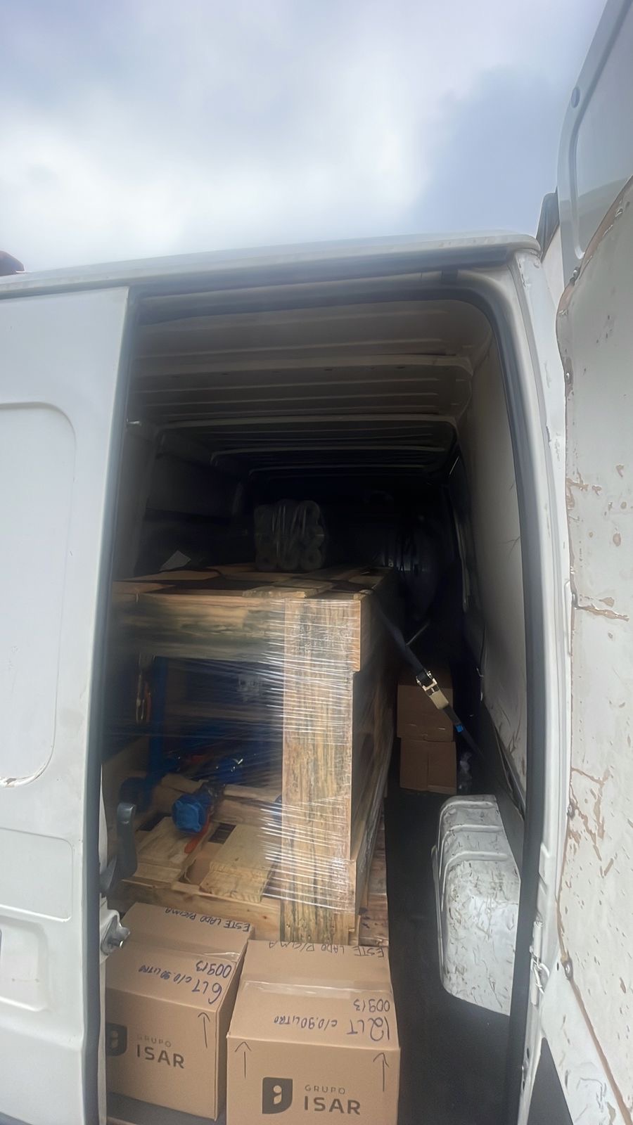 Carga embalada no interior da van em operação