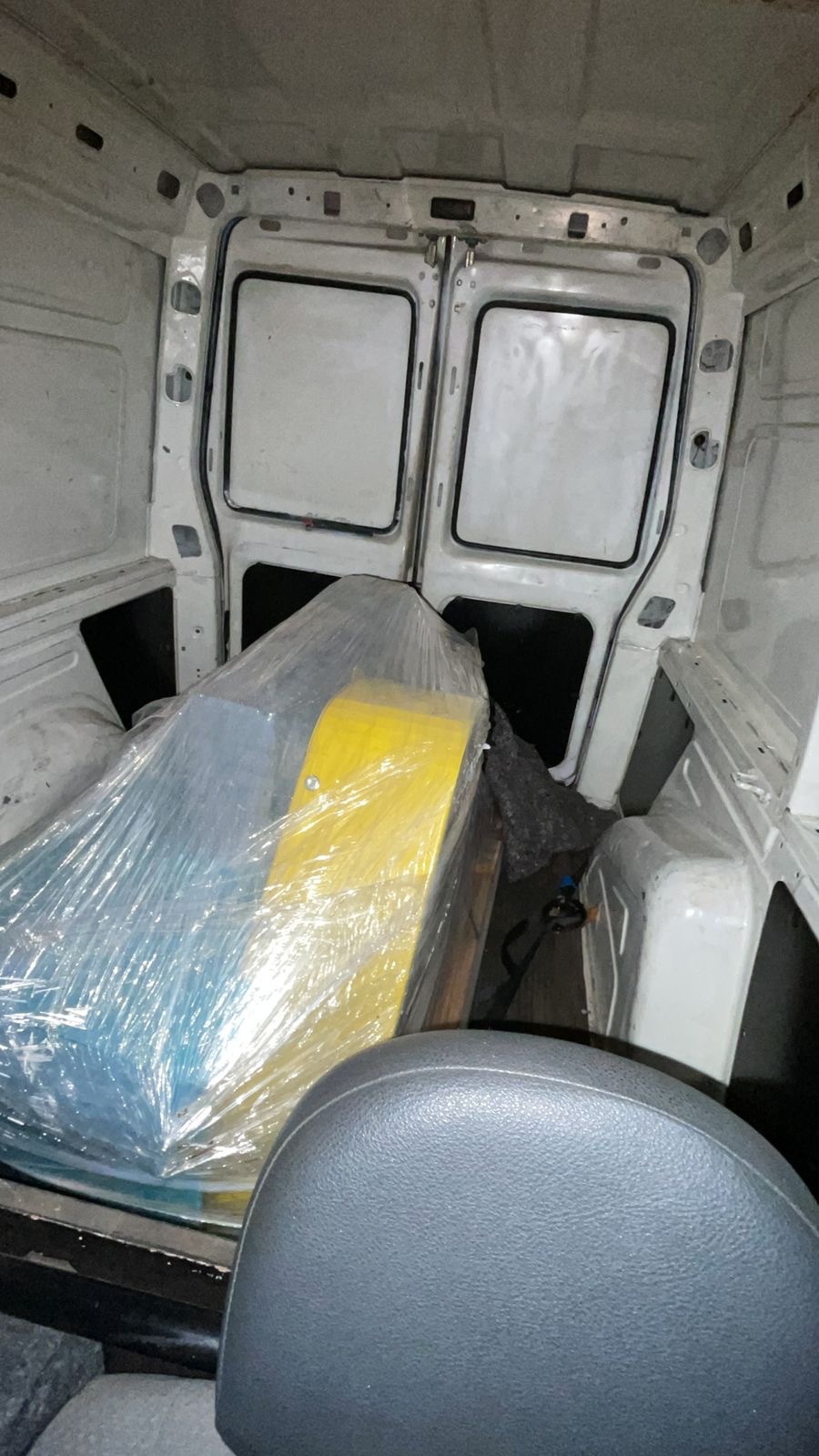 Interior da van com carga transportada pela ITL