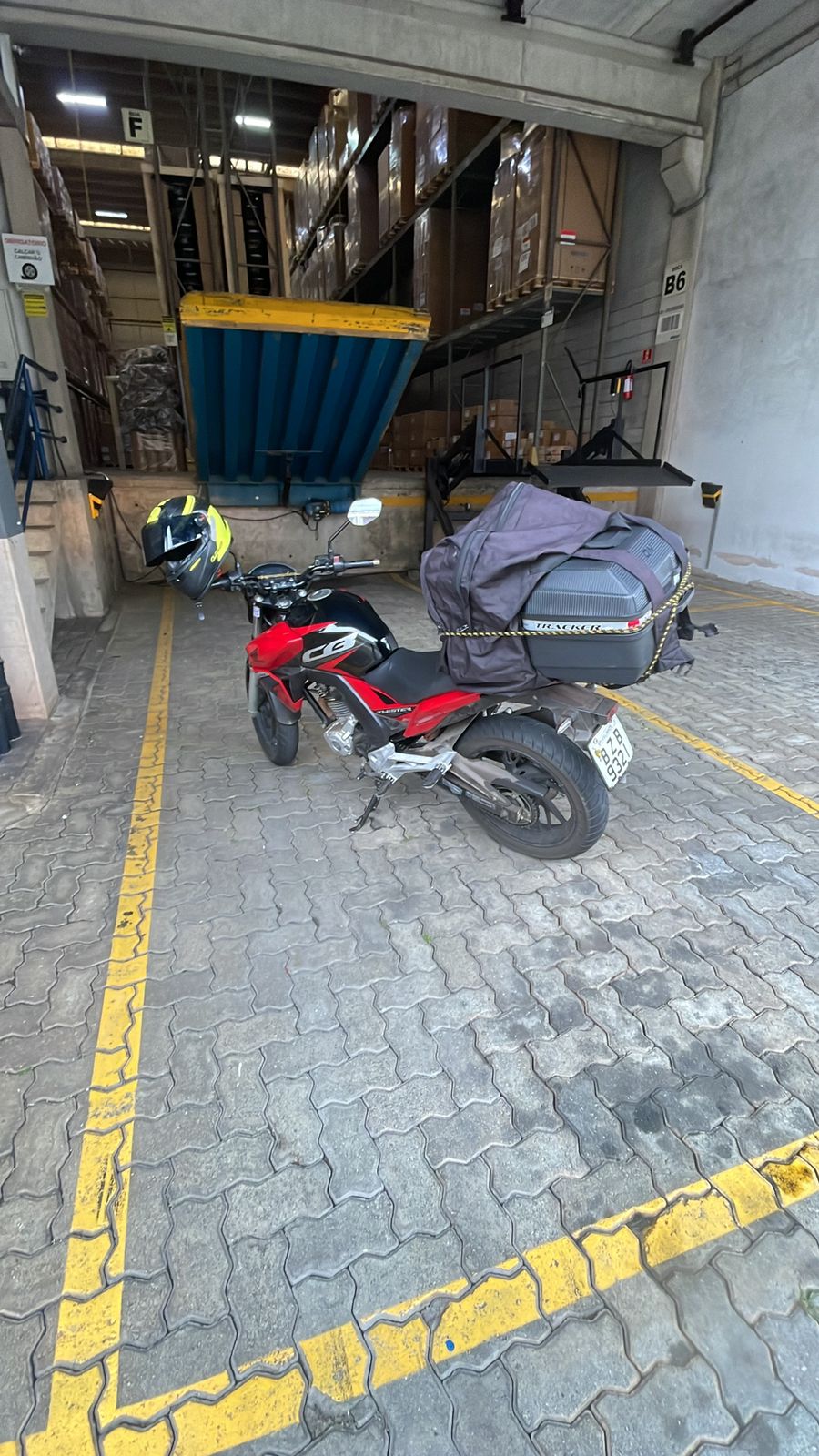 Moto com carga em área de coleta