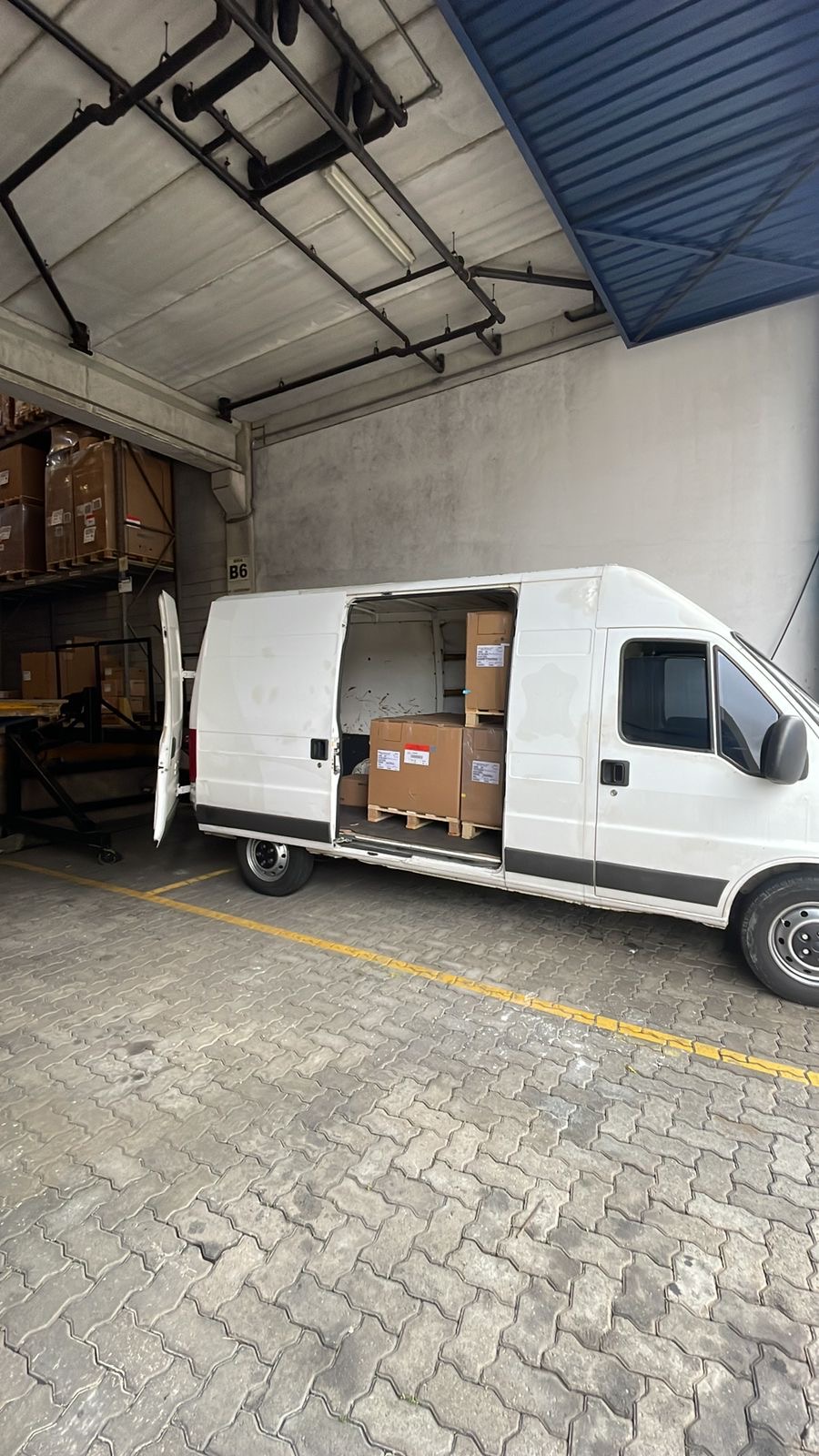 Van da ITL Transporte em operação de coleta e entrega