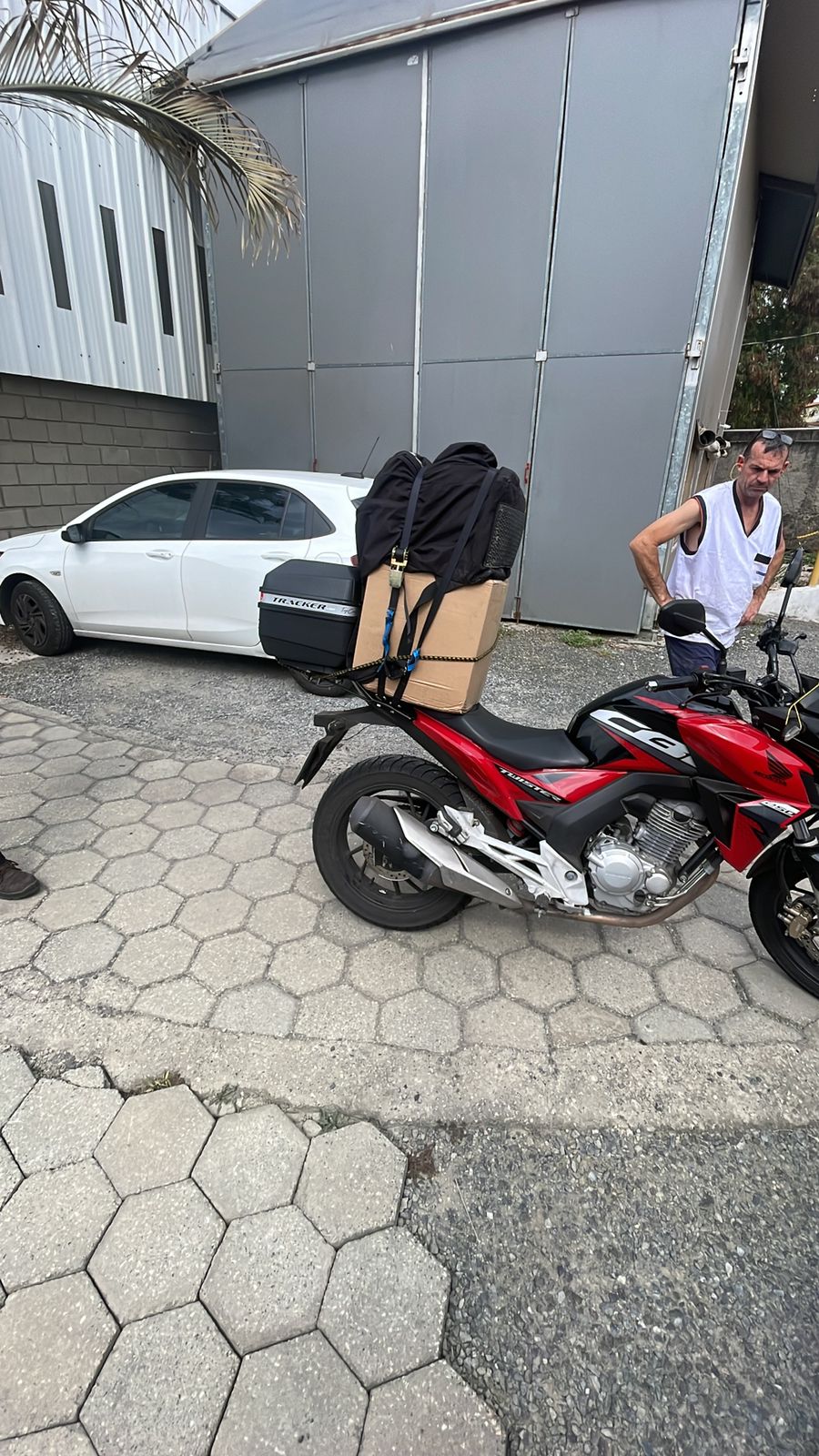 Moto em operação de entrega da ITL Transporte