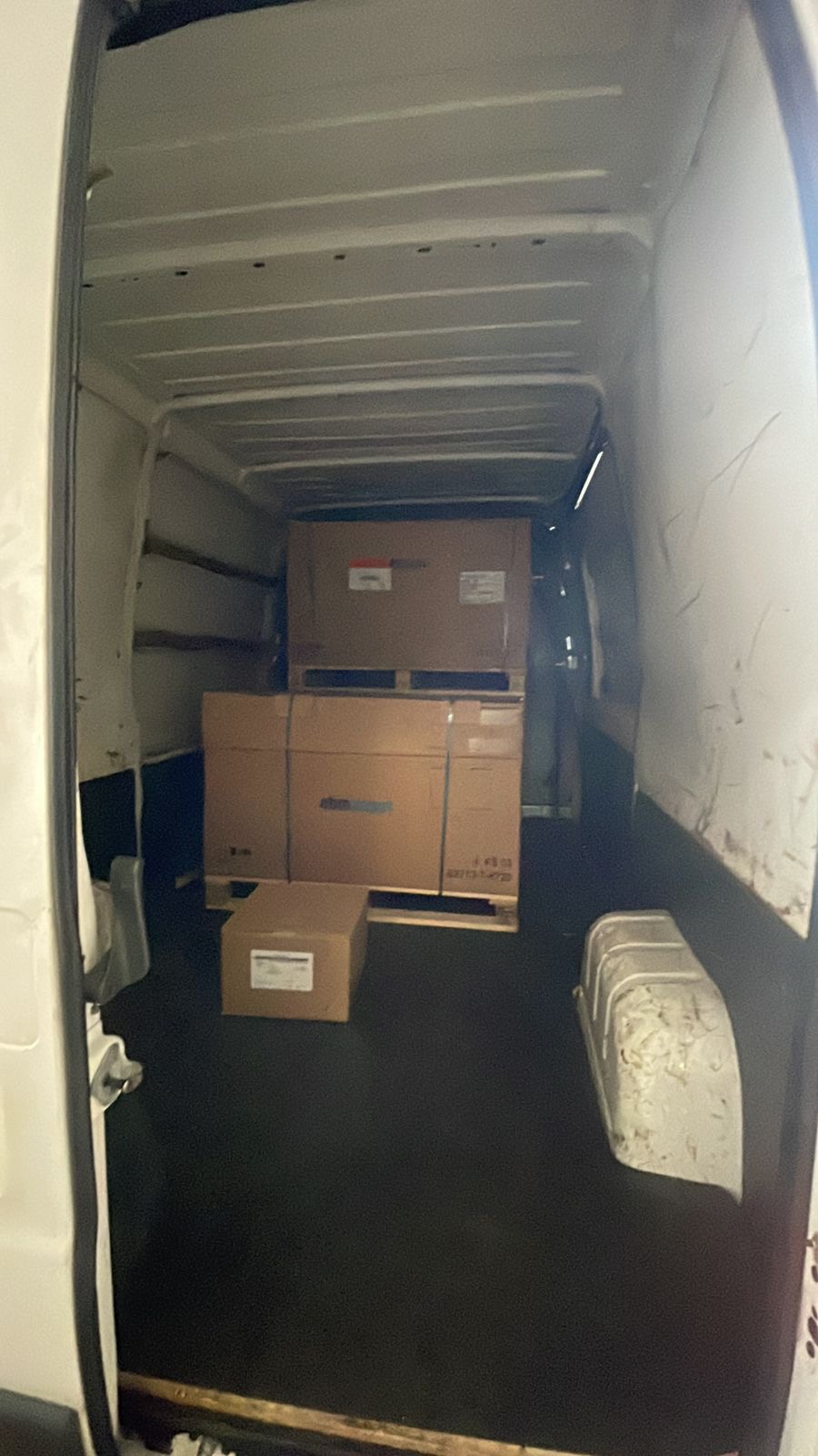 Carga organizada no interior da van da ITL